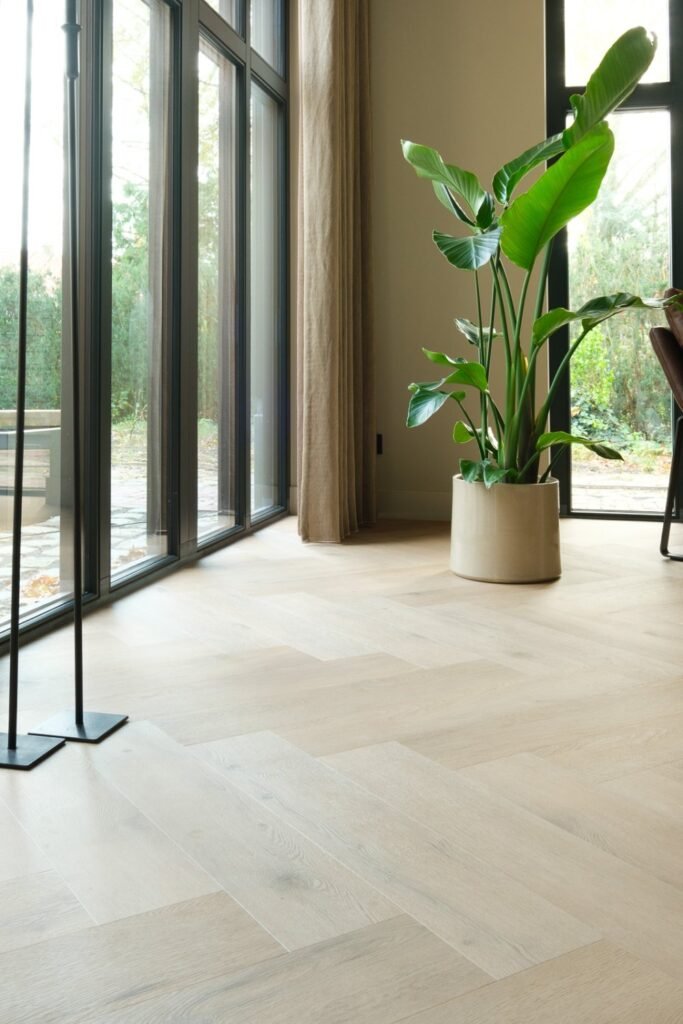 Belakos Attico 83 Visgraat Plak PVC Bruin