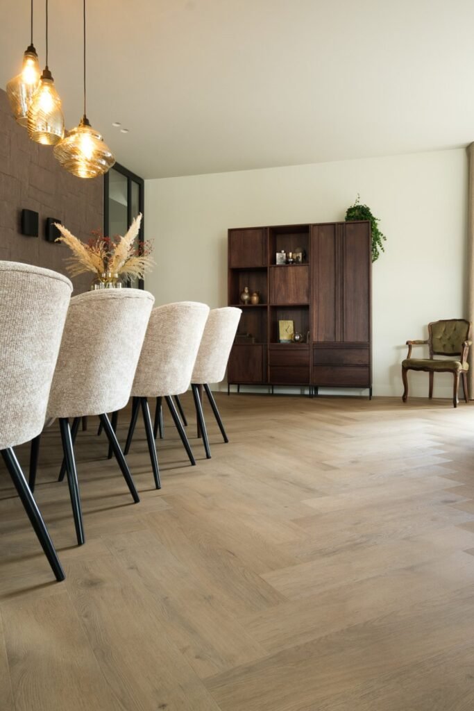 Belakos Attico 83 Visgraat Plak PVC Bruin - Belakos