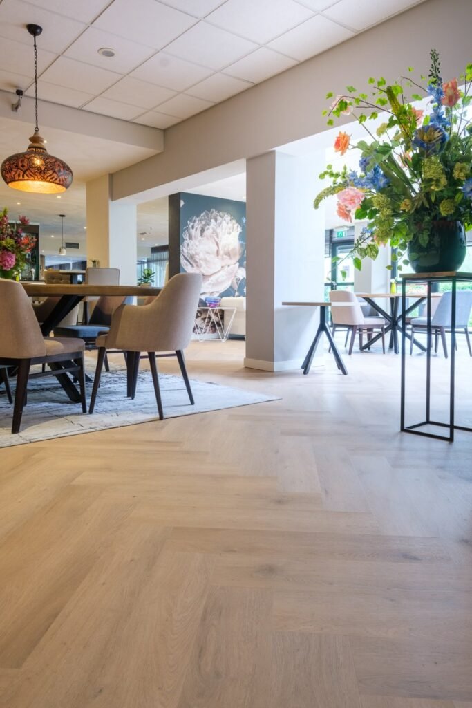 Belakos Attico 83 Visgraat Plak PVC Bruin - Belakos