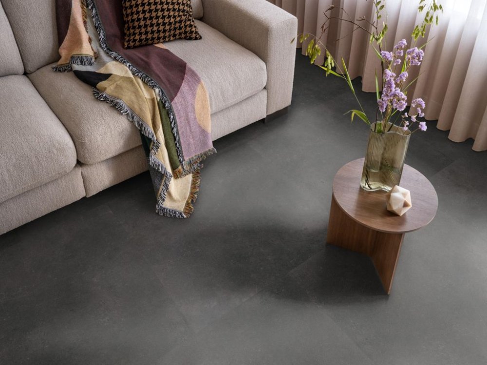 Ambiant Sarino Betonlook Plak PVC Antraciet - Ambiant