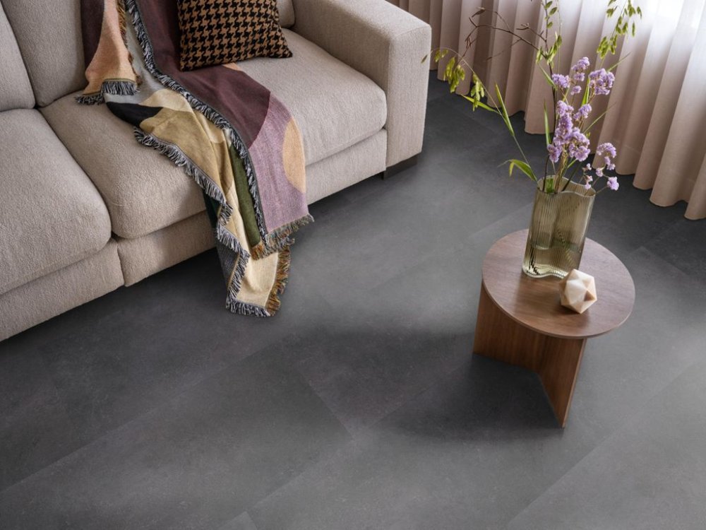 Ambiant Sarino Betonlook Plak PVC Antraciet - Ambiant